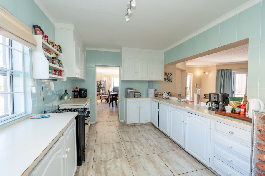 8 Bedroom Property for Sale in Middedorp Western Cape